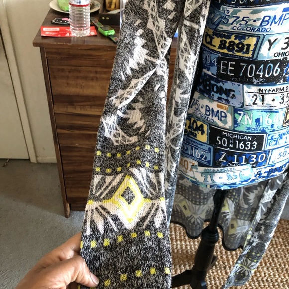 Adorable grey and white yellow patterned cardigan w/hood - Picture 7 of 12